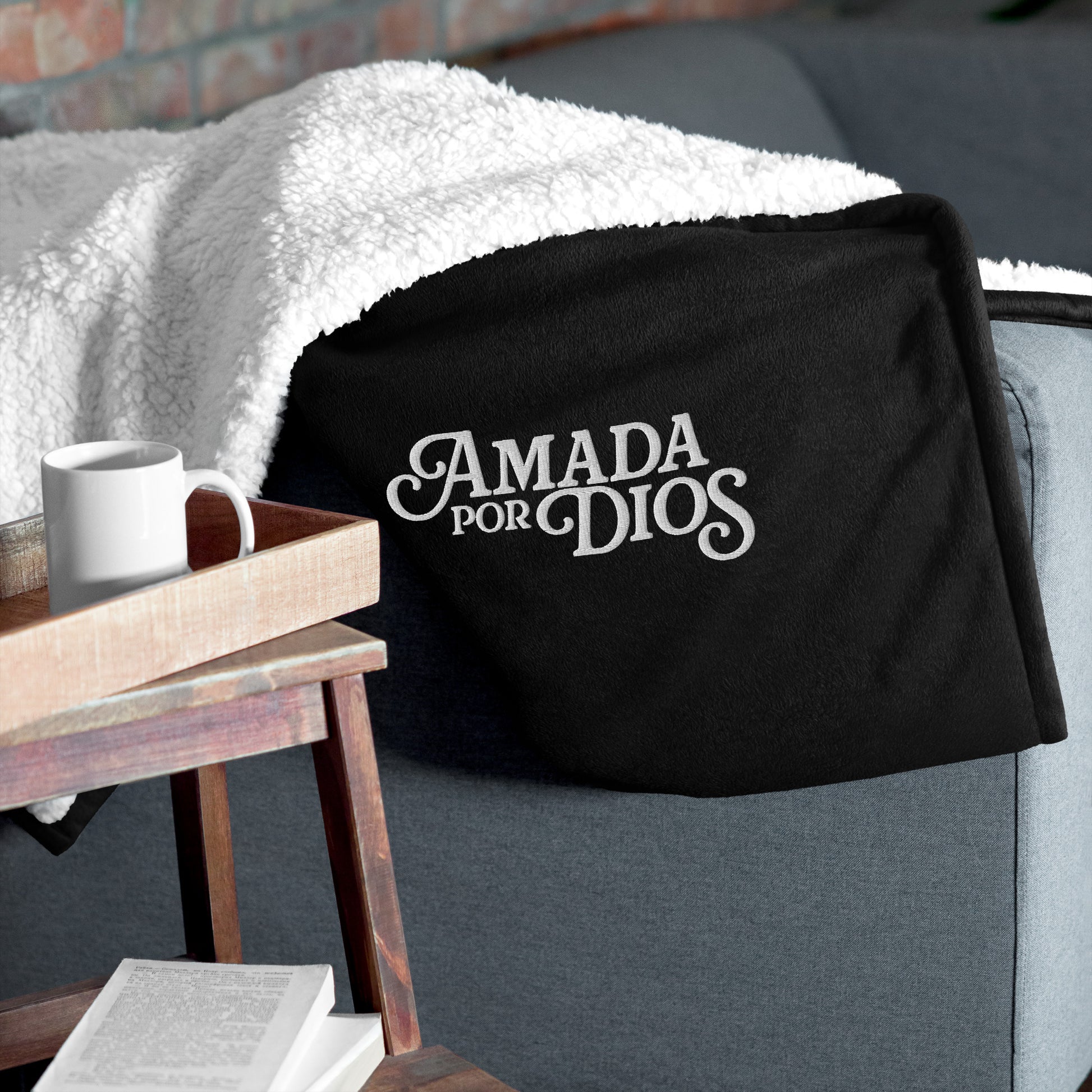 "Amada por Dios" - Bordado - Premium Sherpa Blanket