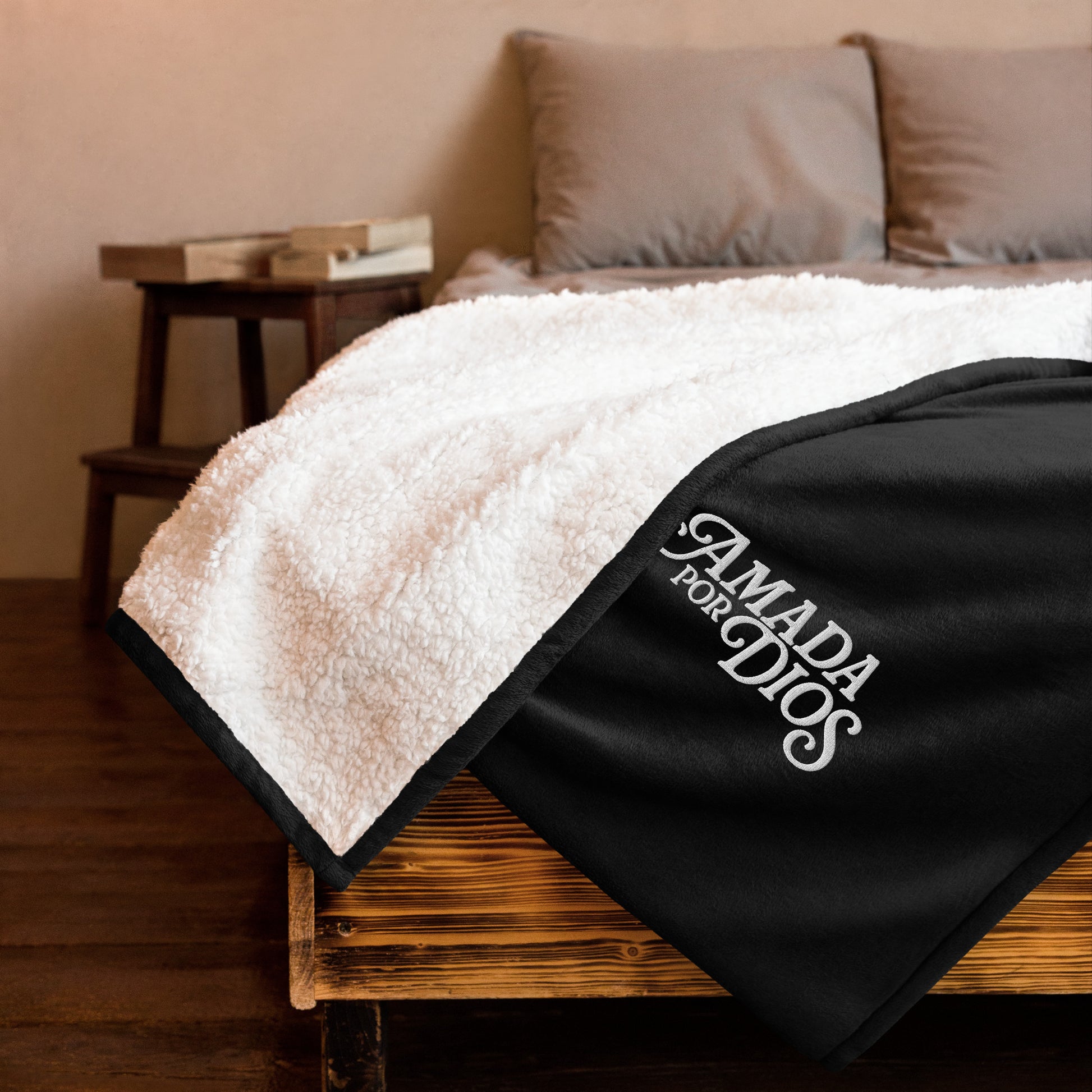 "Amada por Dios" - Bordado - Premium Sherpa Blanket