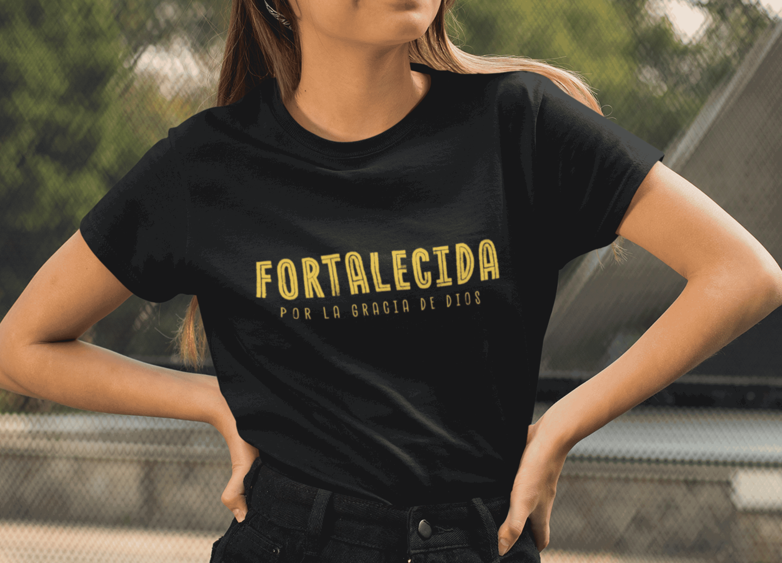 Fortalecida por la Gracia de Dios Camisa para Mujer - Joe Camilo Designs